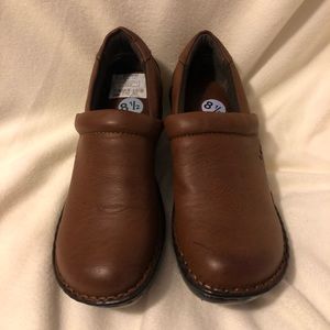 Born b.o.c. Brown/Tan Faux Leather Clogs